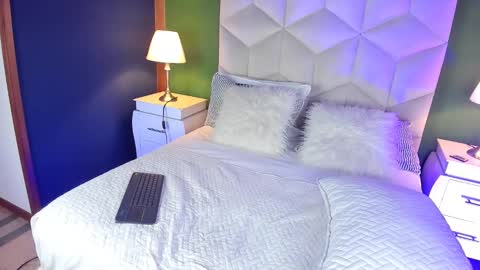 Snapshot of queen__violet chatting on February 21, 8:05 pm Queen Violet online show from February 21, 8:05 pm