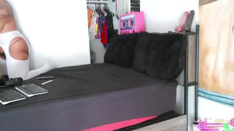 Snapshot of queen_anita chatting on April 30, 9:19 pm QnAnitaDix online show from April 30, 9:19 pm