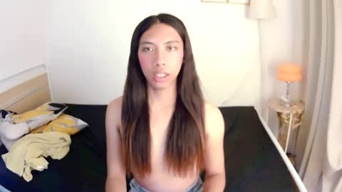 Snapshot of queen_gia chatting on April 23, 12:40 pm queen_gia online show from April 23, 12:40 pm