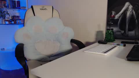 Snapshot of queen_jules chatting on December 28, 6:28 am Jules. This is my new account online show from December 28, 6:28 am
