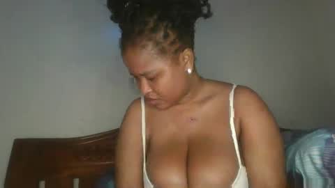 Snapshot of queen_kikih chatting on April 28, 12:42 am Queen kikih online show from April 28, 12:42 am