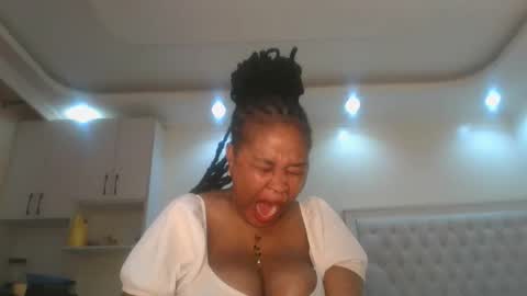 Snapshot of queen_kikih chatting on May 16, 12:18 am Queen kikih online show from May 16, 12:18 am