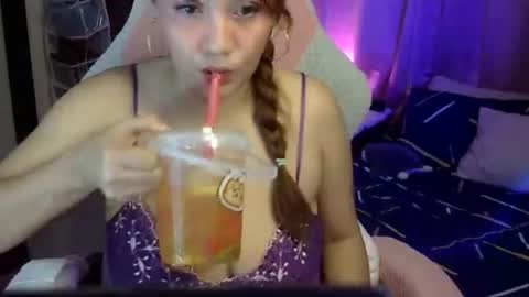 QueenHennessy online show from April 18, 11:47 am