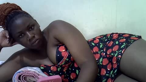 Snapshot of queen_leilla chatting on June 30, 8:26 am queen_leilla online show from June 30, 8:26 am