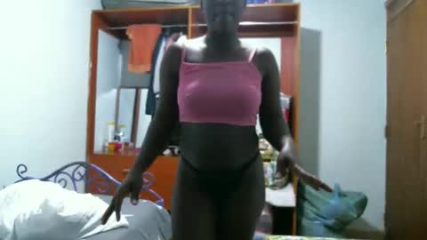 Snapshot of queen_mah chatting on June 3, 5:43 am Queen online show from June 3, 5:43 am