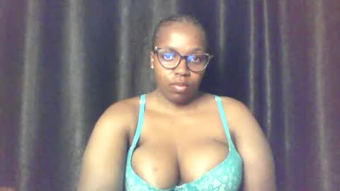 Snapshot of queen_melanine chatting on June 12, 4:00 am QUEEN online show from June 12, 4:00 am