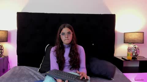 Snapshot of queen_misy chatting on May 2, 8:25 pm queen_misy online show from May 2, 8:25 pm