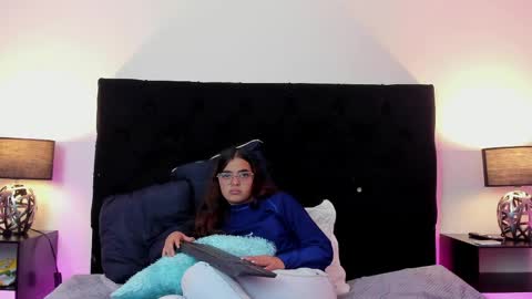 Snapshot of queen_misy chatting on May 9, 9:42 pm queen_misy online show from May 9, 9:42 pm