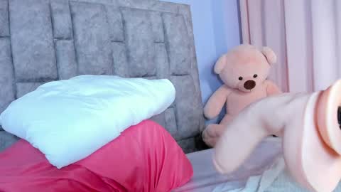 Snapshot of queen_yully chatting on May 2, 7:52 pm queen_yully online show from May 2, 7:52 pm