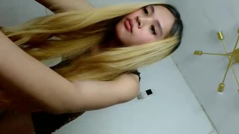 Snapshot of queena10 chatting on October 22, 11:26 pm CALL ME YOUR QUEEN AIVY1 online show from October 22, 11:26 pm