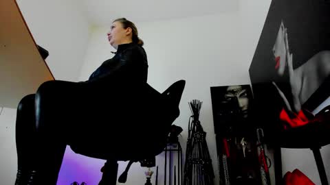 Misscatsnow online show from January 17, 2:38 am