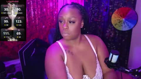 Snapshot of queencroze chatting on November 13, 2:32 am Queen Cherise Roze online show from November 13, 2:32 am