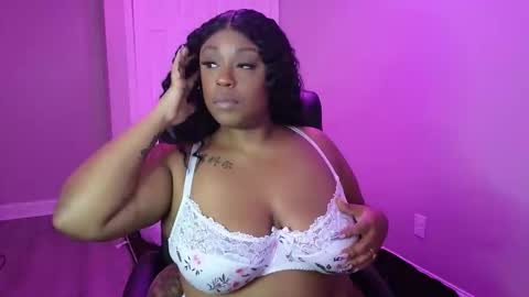 Snapshot of queencroze chatting on January 13, 10:59 pm Queen Cherise Roze online show from January 13, 10:59 pm