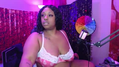 Snapshot of queencroze chatting on February 11, 4:50 am Queen Cherise Roze online show from February 11, 4:50 am