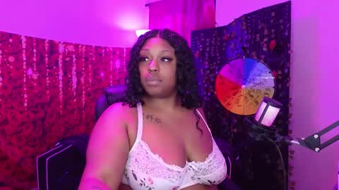 Snapshot of queencroze chatting on February 11, 5:18 pm Queen Cherise Roze online show from February 11, 5:18 pm