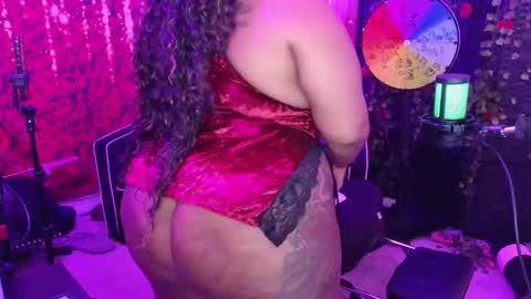 Snapshot of queencroze chatting on March 11, 5:19 pm Queen Cherise Roze online show from March 11, 5:19 pm