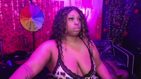 Snapshot of queencroze chatting on April 2, 5:32 pm Queen Cherise Roze online show from April 2, 5:32 pm