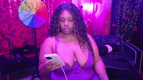 Snapshot of queencroze chatting on April 7, 12:11 am Queen Cherise Roze online show from April 7, 12:11 am