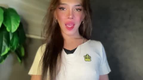 Snapshot of queenn_xxx chatting on December 1, 2:27 am QUEEN online show from December 1, 2:27 am