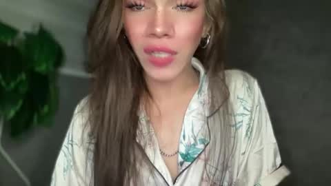 Snapshot of queenn_xxx chatting on December 14, 12:27 am QUEEN online show from December 14, 12:27 am