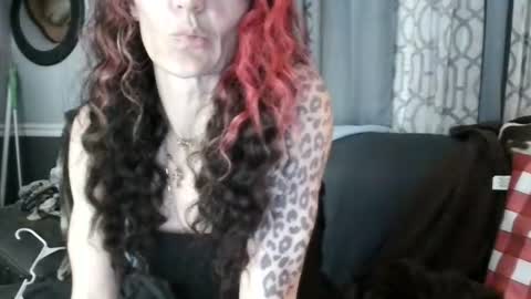 Snapshot of queennjuuicy chatting on July 18, 1:54 am IG Juuicy IGGE Gezzzy online show from July 18, 1:54 am