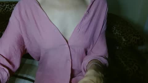 Snapshot of queenoftenderness chatting on December 8, 8:58 pm queenoftenderness online show from December 8, 8:58 pm