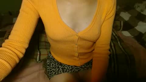 Snapshot of queenoftenderness chatting on October 3, 8:17 pm queenoftenderness online show from October 3, 8:17 pm