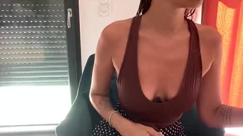 Snapshot of quinnyelena chatting on September 11, 9:42 am Quinnyelena online show from September 11, 9:42 am