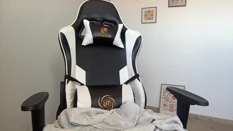 Quinnyelena online show from November 5, 10:59 am