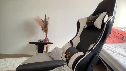 Quinnyelena online show from December 16, 11:37 am