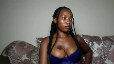 Snapshot of qunnie_clarion_aria chatting on April 6, 4:52 pm sexy online show from April 6, 4:52 pm