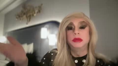 Snapshot of qweenviva chatting on November 10, 12:37 pm ViVaLuvLicious online show from November 10, 12:37 pm