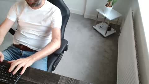 Snapshot of r_a_r_e chatting on November 19, 10:15 am Rare online show from November 19, 10:15 am