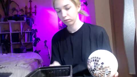 radish666 online show from March 1, 9:39 pm