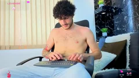 Snapshot of rafael_mendez chatting on December 4, 8:50 pm R A F A E L online show from December 4, 8:50 pm