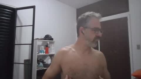 Snapshot of rafaelsel chatting on October 18, 4:04 am Big Uncle Jungle online show from October 18, 4:04 am