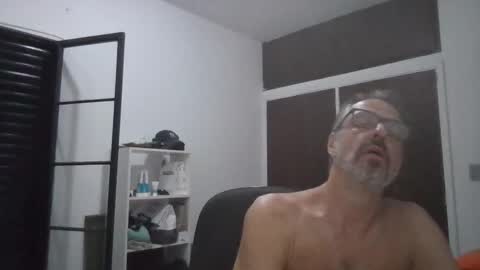 Snapshot of rafaelsel chatting on October 19, 4:24 am Big Uncle Jungle online show from October 19, 4:24 am