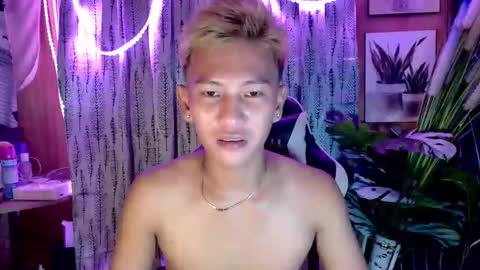 Snapshot of ralfhuge24 chatting on October 16, 11:33 am ralfhuge24 online show from October 16, 11:33 am