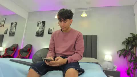 Snapshot of raphael_nyon chatting on March 4, 3:23 am Raphael Nyon online show from March 4, 3:23 am