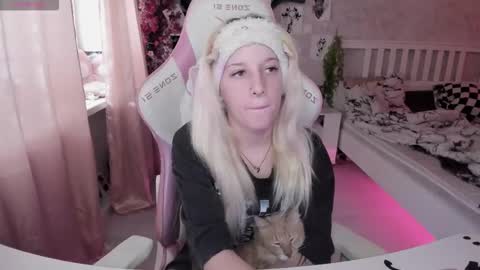 Snapshot of rapunzel_cute chatting on October 19, 1:34 pm Rapunzel online show from October 19, 1:34 pm