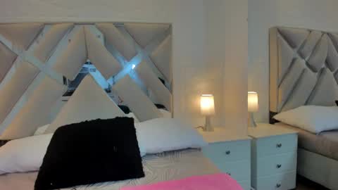 Raquel Moore  online show from March 4, 8:24 am