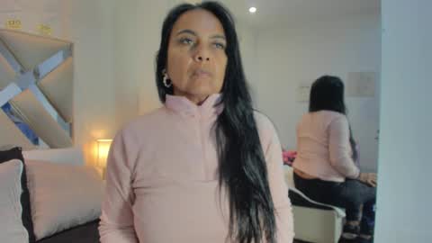 Raquel Moore  online show from December 3, 11:30 am