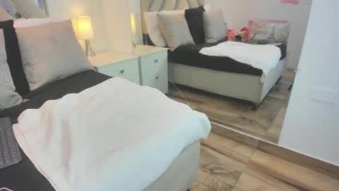 Raquel Moore  online show from January 14, 4:56 pm