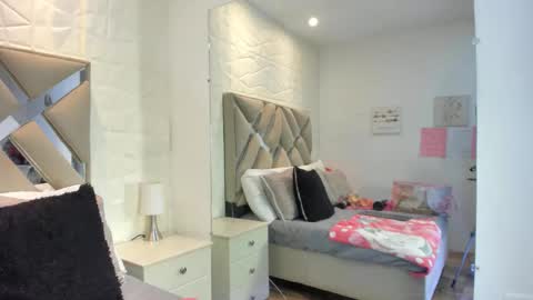 Raquel Moore  online show from March 12, 6:03 pm