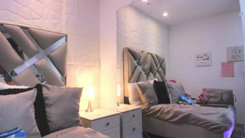 Raquel Moore  online show from April 3, 1:42 pm