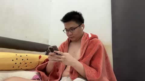 Snapshot of ratedepic17 chatting on December 4, 7:22 pm randomnaut online show from December 4, 7:22 pm