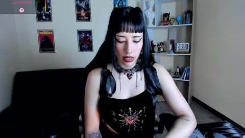 ravenelle_ online show from April 28, 10:37 pm