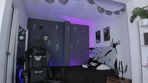 Raven Witch online show from November 8, 5:01 pm