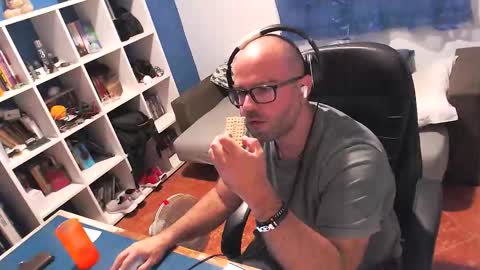 ravingr3d3 online show from October 12, 7:57 pm