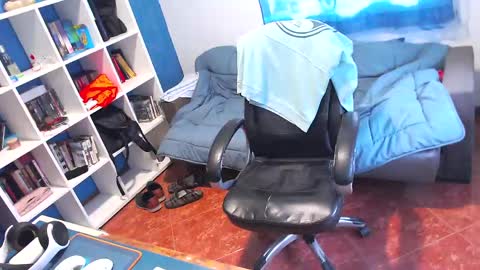Snapshot of ravingr3d3 chatting on May 8, 9:36 am ravingr3d3 online show from May 8, 9:36 am